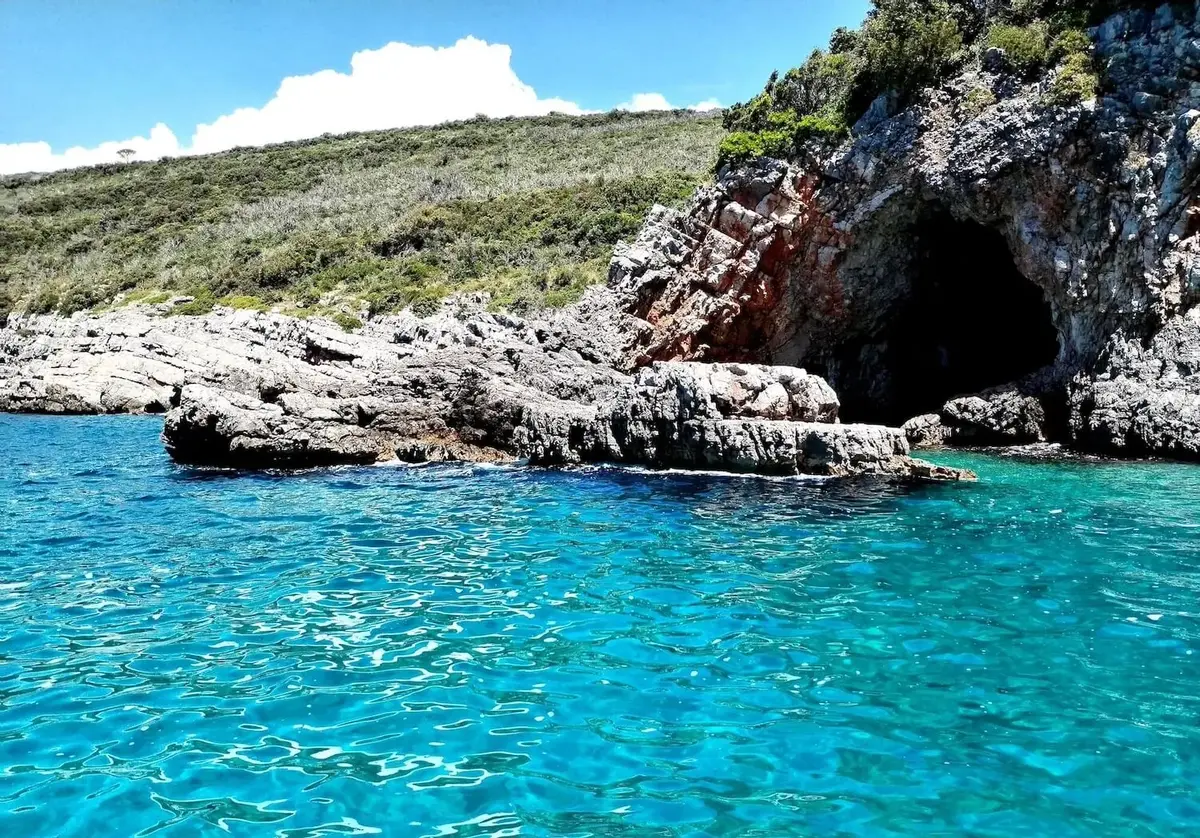 Blue Cave – klarblått vatten och klippor