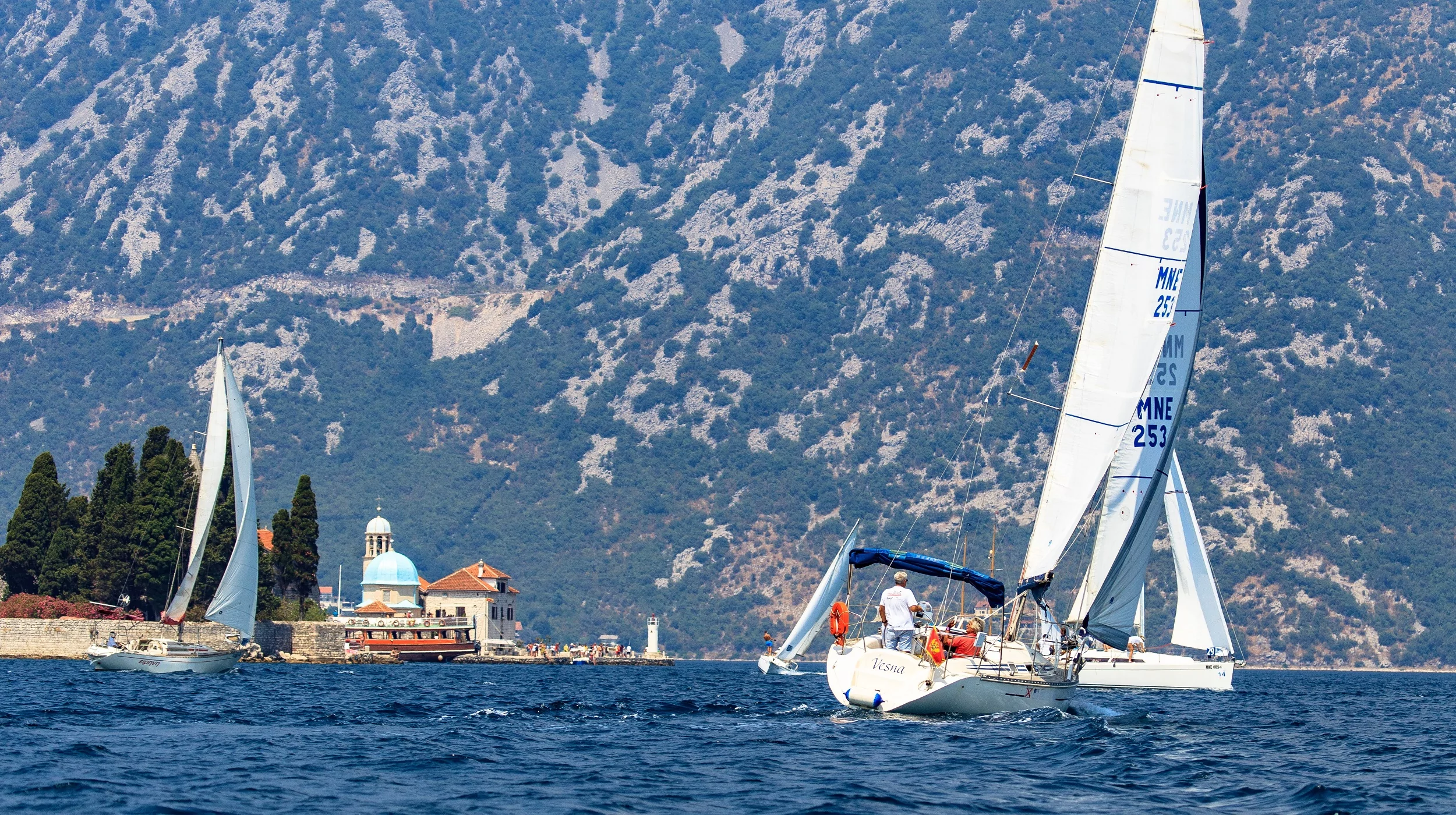 Segelbåt på Montenegros kust
